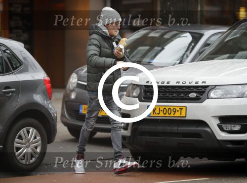 Amsterdam 30 januari 2017  
Lil Kleine in zijn nieuwe Range Rover sport. Hij koopt broodjes bij de hergo