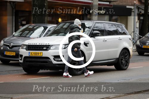 Amsterdam 30 januari 2017  
Lil Kleine in zijn nieuwe Range Rover sport. Hij koopt broodjes bij de hergo
