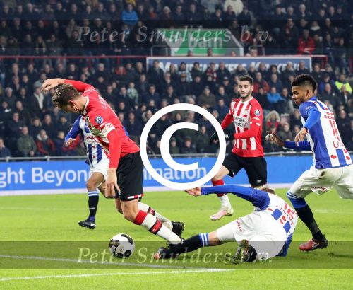 Eindhoven, 22 Januari 2017 
Kompetitiewedstrijd PSV-SC Heerenveen, eindstand 4-3
Luuk de Jong wprdt onderuit gehaald door Doke Schmidt, Penalty wordt gemist door Gaston Pereiro.