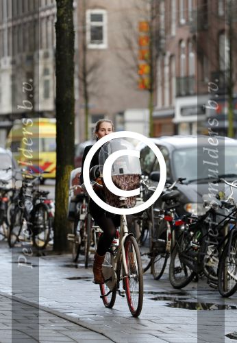 Amsterdam 10 januari 2016
Peggy Vrijens op de fiets op de v Baerlestraat