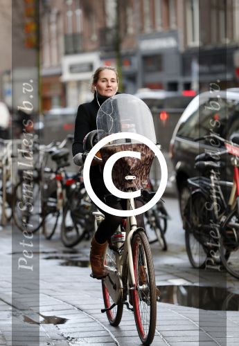 Amsterdam 10 januari 2016
Peggy Vrijens op de fiets op de v Baerlestraat