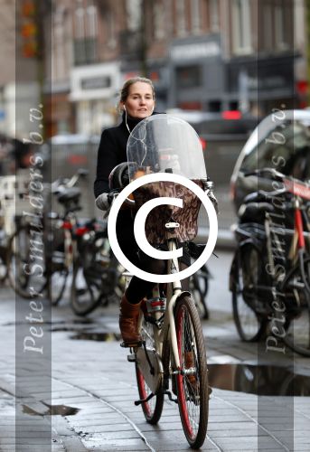 Amsterdam 10 januari 2016
Peggy Vrijens op de fiets op de v Baerlestraat