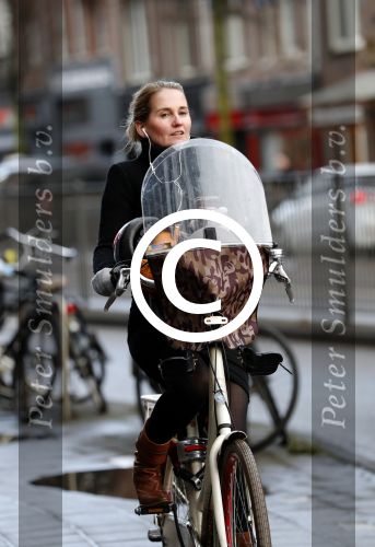 Amsterdam 10 januari 2016
Peggy Vrijens op de fiets op de v Baerlestraat