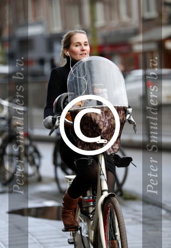 Amsterdam 10 januari 2016
Peggy Vrijens op de fiets op de v Baerlestraat