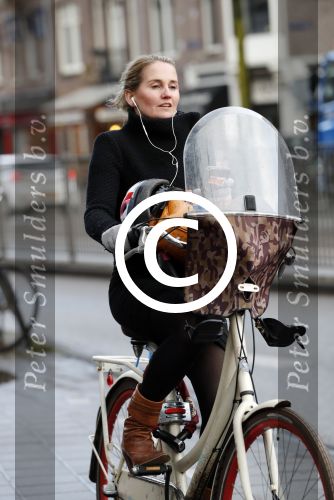 Amsterdam 10 januari 2016
Peggy Vrijens op de fiets op de v Baerlestraat