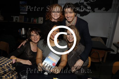 Amsterdam 11 januari 2017
Presentatie boek Opvliegers! 
Proosten op het boek en het nieuwe Jaar 2017 met oa Peggy Vrijens, Sandra Mattie, Laura Vlasblom, Antje Monteiro, Carolina Mout en Cystine Carreon Rick Engelkes