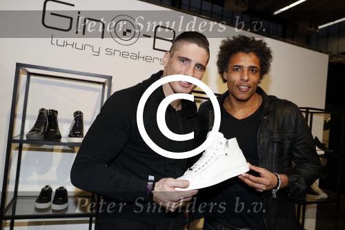 Amsterdam 23 januari 2017.
Rico Verhoeven ontvangt uit handen van Pierre v Hooijdonk en Parry Patel zijn Gino B sneakers op de modefabriek