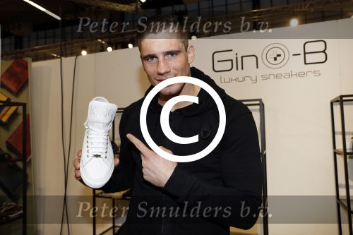 Amsterdam 23 januari 2017.
Rico Verhoeven ontvangt uit handen van Pierre v Hooijdonk en Parry Patel zijn Gino B sneakers op de modefabriek