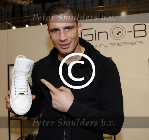 Amsterdam 23 januari 2017.
Rico Verhoeven ontvangt uit handen van Pierre v Hooijdonk en Parry Patel zijn Gino B sneakers op de modefabriek