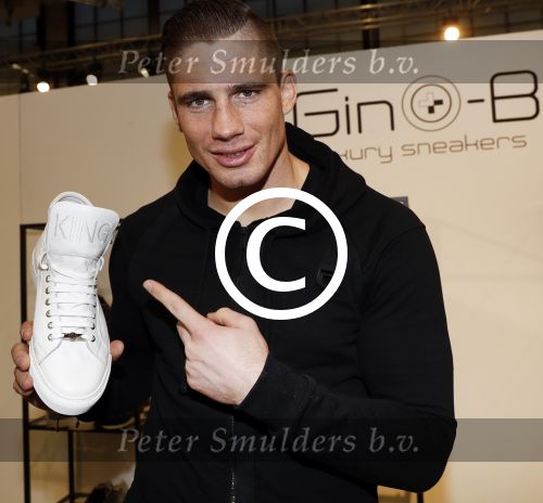Amsterdam 23 januari 2017.
Rico Verhoeven ontvangt uit handen van Pierre v Hooijdonk en Parry Patel zijn Gino B sneakers op de modefabriek