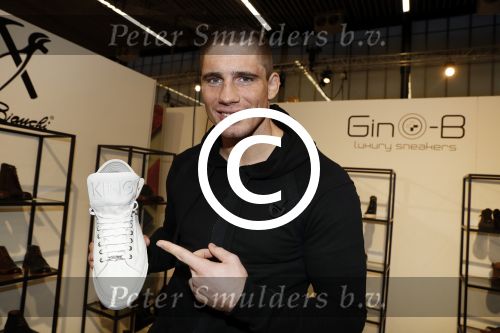Amsterdam 23 januari 2017.
Rico Verhoeven ontvangt uit handen van Pierre v Hooijdonk en Parry Patel zijn Gino B sneakers op de modefabriek