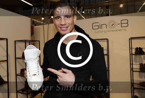 Amsterdam 23 januari 2017.
Rico Verhoeven ontvangt uit handen van Pierre v Hooijdonk en Parry Patel zijn Gino B sneakers op de modefabriek