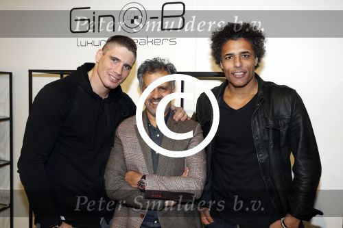 Amsterdam 23 januari 2017.
Rico Verhoeven ontvangt uit handen van Pierre v Hooijdonk en Parry Patel zijn Gino B sneakers op de modefabriek