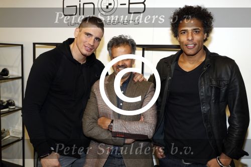 Amsterdam 23 januari 2017.
Rico Verhoeven ontvangt uit handen van Pierre v Hooijdonk en Parry Patel zijn Gino B sneakers op de modefabriek