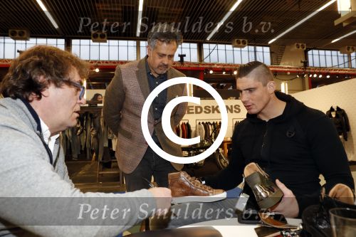 Amsterdam 23 januari 2017.
Rico Verhoeven ontvangt uit handen van Pierre v Hooijdonk en Parry Patel zijn Gino B sneakers op de modefabriek