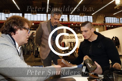 Amsterdam 23 januari 2017.
Rico Verhoeven ontvangt uit handen van Pierre v Hooijdonk en Parry Patel zijn Gino B sneakers op de modefabriek