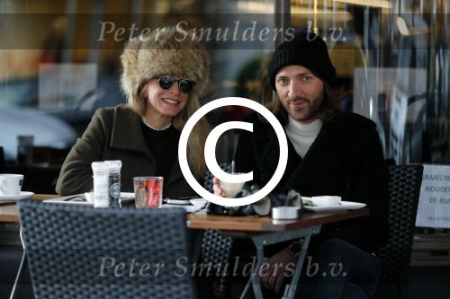 Amsterdam 12 januari 2017
Actrice Rosa Reuten met haar stylist Tommy Driessen op terras bij v Dam