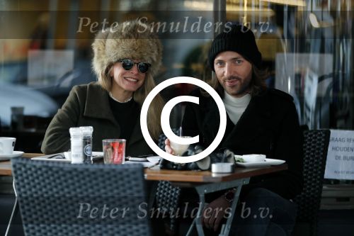 Amsterdam 12 januari 2017
Actrice Rosa Reuten met haar stylist Tommy Driessen op terras bij v Dam