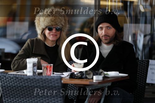 Amsterdam 12 januari 2017
Actrice Rosa Reuten met haar stylist Tommy Driessen op terras bij v Dam