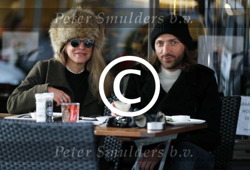 Amsterdam 12 januari 2017
Actrice Rosa Reuten met haar stylist Tommy Driessen op terras bij v Dam