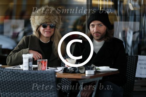 Amsterdam 12 januari 2017
Actrice Rosa Reuten met haar stylist Tommy Driessen op terras bij v Dam
