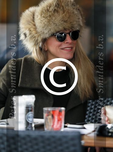 Amsterdam 12 januari 2017
Actrice Rosa Reuten met haar stylist Tommy Driessen op terras bij v Dam