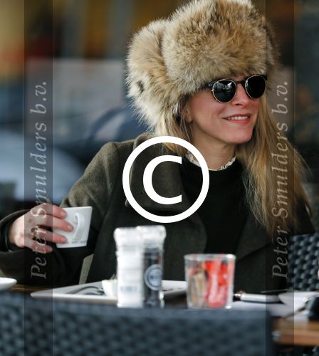 Amsterdam 12 januari 2017
Actrice Rosa Reuten met haar stylist Tommy Driessen op terras bij v Dam