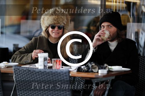 Amsterdam 12 januari 2017
Actrice Rosa Reuten met haar stylist Tommy Driessen op terras bij v Dam