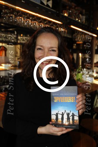 Amsterdam 11 januari 2017
Presentatie boek Opvliegers! 
Proosten op het boek en het nieuwe Jaar 2017 met oa Peggy Vrijens, Sandra Mattie, Laura Vlasblom, Antje Monteiro, Carolina Mout en Cystine Carreon Rick Engelkes. Sabine van den Eynden schrijfster boek