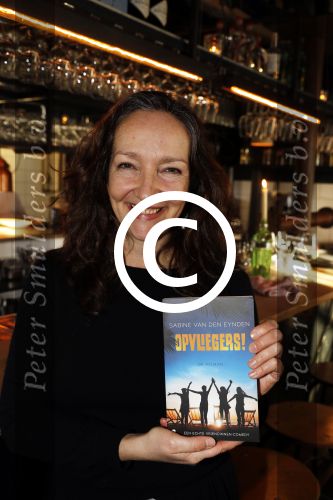 Amsterdam 11 januari 2017
Presentatie boek Opvliegers! 
Proosten op het boek en het nieuwe Jaar 2017 met oa Peggy Vrijens, Sandra Mattie, Laura Vlasblom, Antje Monteiro, Carolina Mout en Cystine Carreon Rick Engelkes. Sabine van den Eynden schrijfster boek