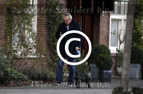 Amsterdam 20 januari 2017  
Tom Egbers laat bellend zijn hond uit.