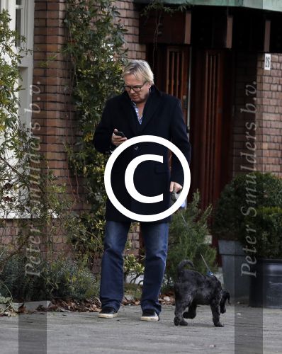 Amsterdam 20 januari 2017  
Tom Egbers laat bellend zijn hond uit.