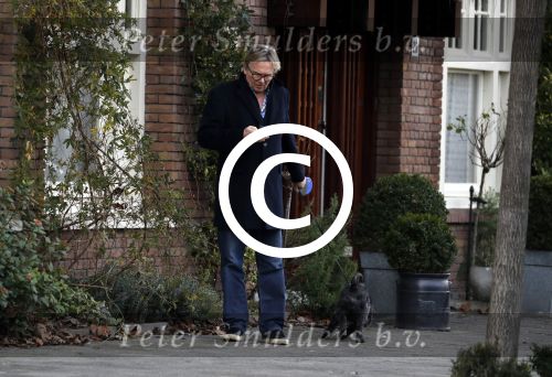 Amsterdam 20 januari 2017  
Tom Egbers laat bellend zijn hond uit.