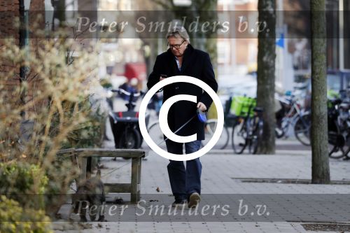 Amsterdam 20 januari 2017  
Tom Egbers laat bellend zijn hond uit.