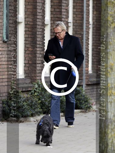 Amsterdam 20 januari 2017  
Tom Egbers laat bellend zijn hond uit.