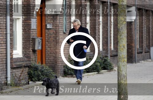 Amsterdam 20 januari 2017  
Tom Egbers laat bellend zijn hond uit.