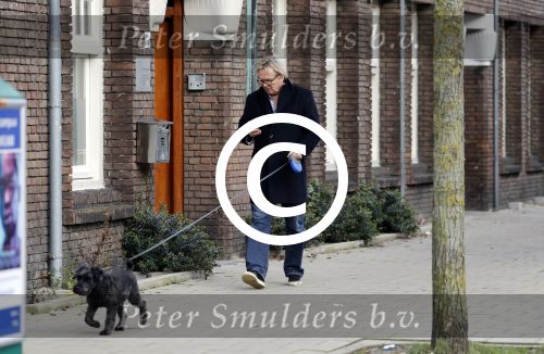 Amsterdam 20 januari 2017  
Tom Egbers laat bellend zijn hond uit.