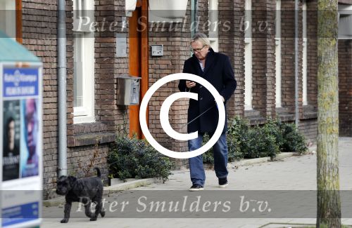 Amsterdam 20 januari 2017  
Tom Egbers laat bellend zijn hond uit.
