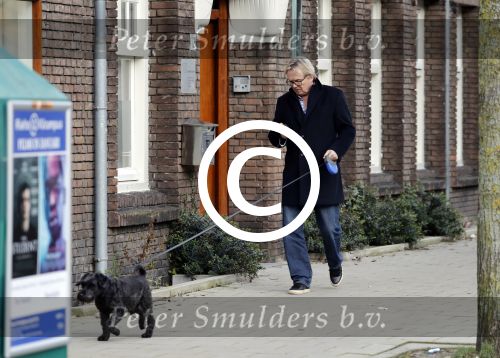 Amsterdam 20 januari 2017  
Tom Egbers laat bellend zijn hond uit.
