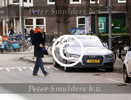 Amsterdam 20 januari 2017  
Tom Egbers laat bellend zijn hond uit.
