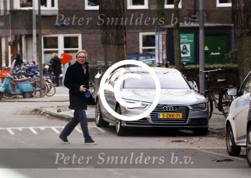 Amsterdam 20 januari 2017  
Tom Egbers laat bellend zijn hond uit.