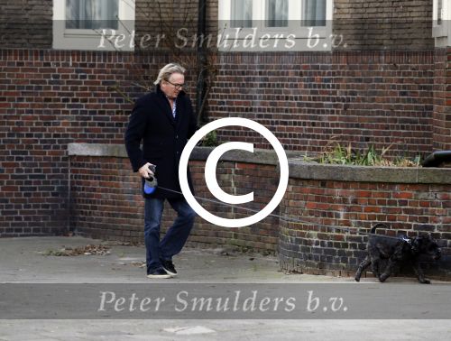 Amsterdam 20 januari 2017  
Tom Egbers laat bellend zijn hond uit.