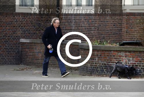 Amsterdam 20 januari 2017  
Tom Egbers laat bellend zijn hond uit.