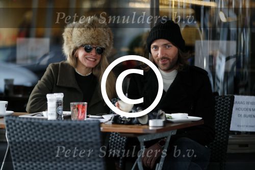 Amsterdam 12 januari 2017
Actrice Rosa Reuten met haar stylist Tommy Driessen op terras bij v Dam