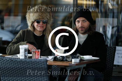 Amsterdam 12 januari 2017
Actrice Rosa Reuten met haar stylist Tommy Driessen op terras bij v Dam