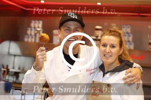 Rhoon 30 december 2017
Andre Hazes verkoopt oliebollen in de kraam van zijn zwager Mathieu Westenberg en schoonzus Jerney Westenberg.
