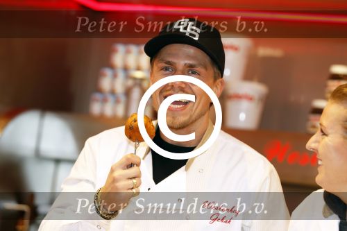 Rhoon 30 december 2017
Andre Hazes verkoopt oliebollen in de kraam van zijn zwager Mathieu Westenberg en schoonzus Jerney Westenberg.