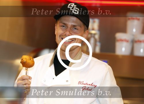 Rhoon 30 december 2017
Andre Hazes verkoopt oliebollen in de kraam van zijn zwager Mathieu Westenberg en schoonzus Jerney Westenberg.