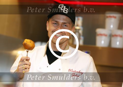 Rhoon 30 december 2017
Andre Hazes verkoopt oliebollen in de kraam van zijn zwager Mathieu Westenberg en schoonzus Jerney Westenberg.