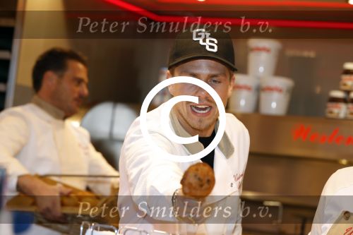 Rhoon 30 december 2017
Andre Hazes verkoopt oliebollen in de kraam van zijn zwager Mathieu Westenberg en schoonzus Jerney Westenberg.